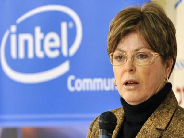 Maxine Fassberg Maxine Fassberg quản lý các hoạt động sản xuất của Intel Israel. Bà cũng chịu trách nhiệm quản lý các nhà máy chế tạo ở Kiryat Gat và Jerusalem, cùng một trung tâm thiết kế ở Haifa. Bà Fassberg có quan hệ tốt với Chính phủ Israel. Bà có bằng thạc sỹ về hóa học ứng dụng ở trường Đại học Hebrew ở Jerusalem từ năm 1978. Bà đã gia nhập Intel từ năm 1983 với tư cách là một kỹ sư. Tới năm 2007, bà được giao chức Tổng giám đốc.